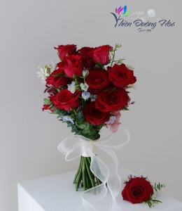 Hoa cưới hồng đỏ rực rỡ