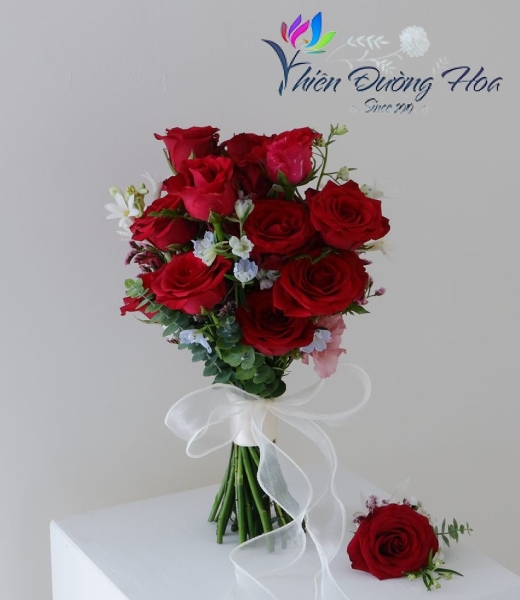 Hoa cưới hồng đỏ rực rỡ